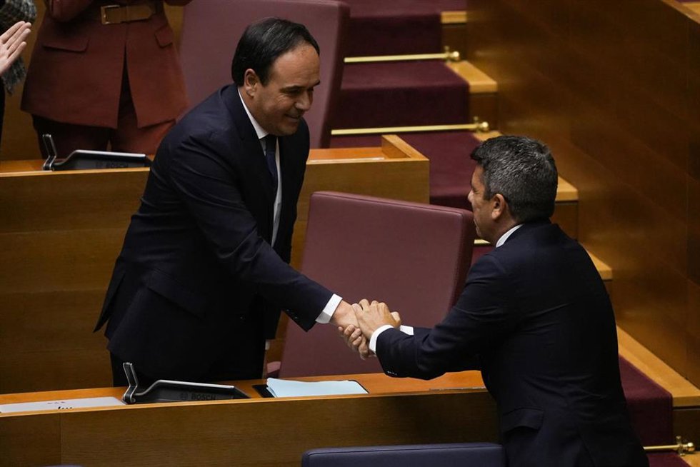 El candidato del PP a la Presidencia de la Generalitat, Juanfran Pérez Llorca, se da la mano con el 'president' de la Generalitat en funciones, Carlos Mazón, tras la investidura