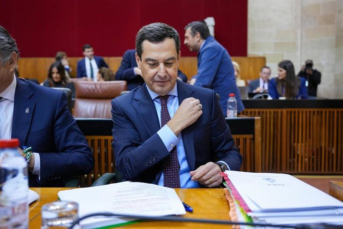 El presidente de la Junta de Andalucía, Juanma Moreno, llega al hemiciclo del Parlamento andaluz para afrontar la sesión de tarde de la primera jornada del Debate de la Comunidad Autónoma. A 27 de noviembre de 2025 en Sevilla (Andalucía, España). Este jue