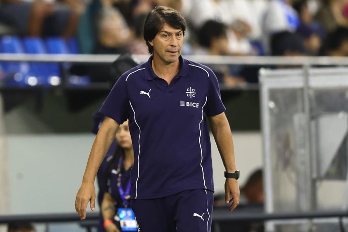 Futbol, Universidad Catolica vs Palestino Fecha 28, Liga de primera 2025. El entrenador de Universidad Catolica Daniel Garnero es fotografiado durante un partido de la liga de primera disputado en el estadio Claro Arena de Santiago,