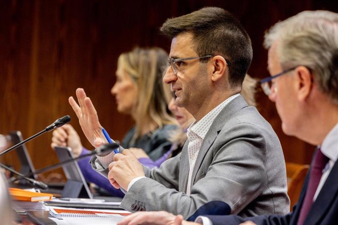 El Presidente del Consejo de Administración de la Corporación RTVE, José Pablo López (c), comparece ante la Comisión Mixta de Control Parlamentario de la Corporación RTVE y sus Sociedades en el Senado, a 27 de noviembre de 2025, en Madrid (España). López 