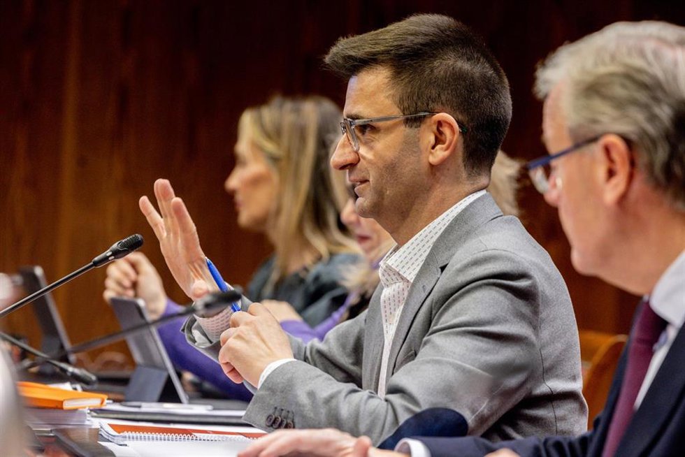 El Presidente del Consejo de Administración de la Corporación RTVE, José Pablo López (c), comparece ante la Comisión Mixta de Control Parlamentario de la Corporación RTVE y sus Sociedades en el Senado, a 27 de noviembre de 2025, en Madrid (España). Lópe