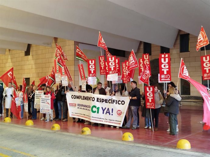 CCOO y UGT se concentran en el Reina Sofía para exigir mejoras parar los profesionales de mantenimiento.