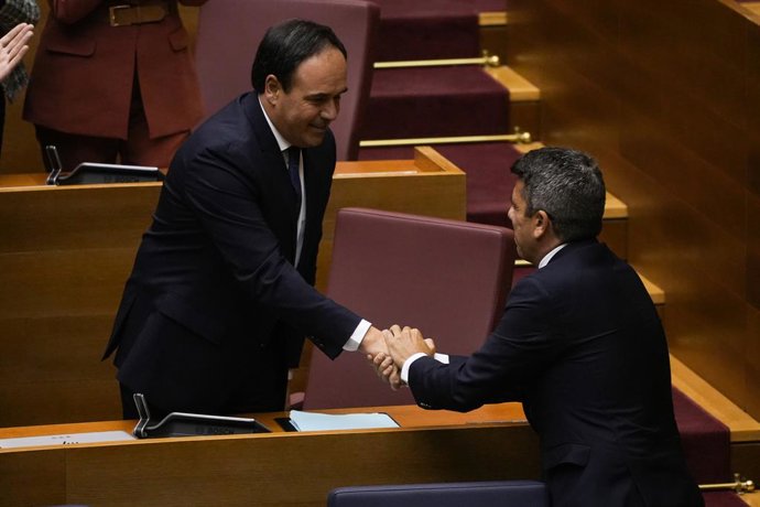 El candidat del PP a la Presidència de la Generalitat, Juanfran Pérez Llorca, es dona la mà amb el president de la Generalitat en funcions, Carlos Mazón, després de la investidura