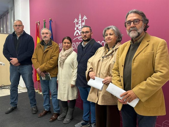 Representantes de Hacemos Córdoba en el Ayuntamiento de la capital y del Foro por la Memoria de Córdoba.