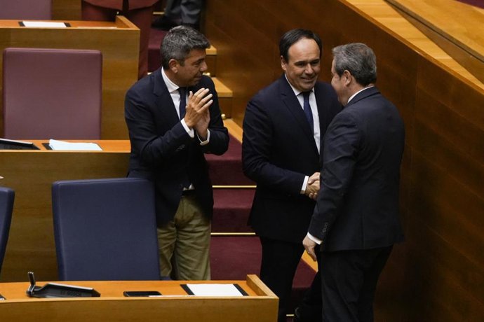 El ex presidente de la Generalitat valenciana, Carlos Mazón (i), y el nuevo presidente de la Comunitat Valenciana, Juanfran Pérez Llorca (c), durante el debate de investidura del nuevo president de la Generalitat, en Les Corts Valencianes