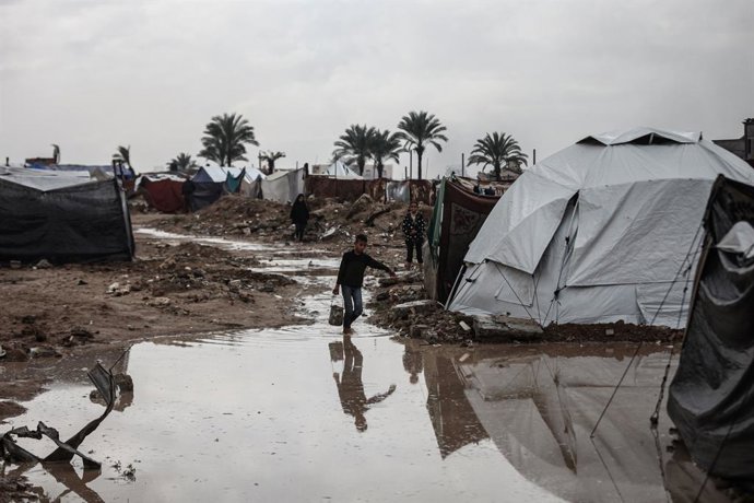 25 de novembro de 2025, Campo de Buraij, Faixa de Gaza, Território Palestino: Chuvas fortes inundaram muitas tendas que abrigavam palestinos deslocados no centro da Faixa de Gaza, no campo de Buraij, em 25 de novembro de 2025. Em áreas onde houve acúmulo 