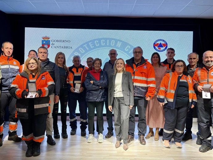 La consejera de Seguridad, Isabel Urrutia, preside en Arredondo el acto de reconocimiento a los voluntarios que han cumplido diez años de servicio