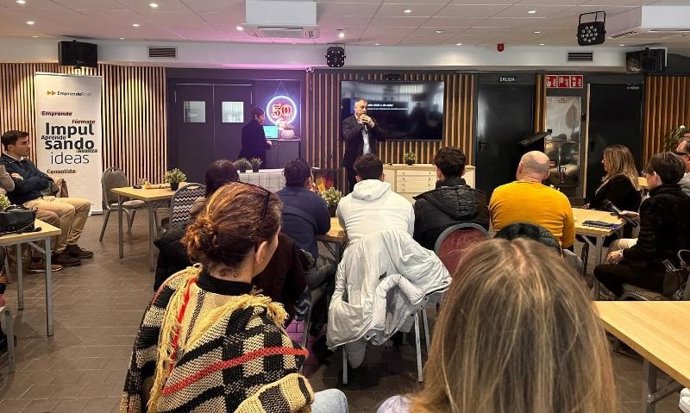 El gerente de la ADER, Luis Pérez Echeguren, inaugura la jornada de emprendimiento y comercio Impulsa Arnedo
