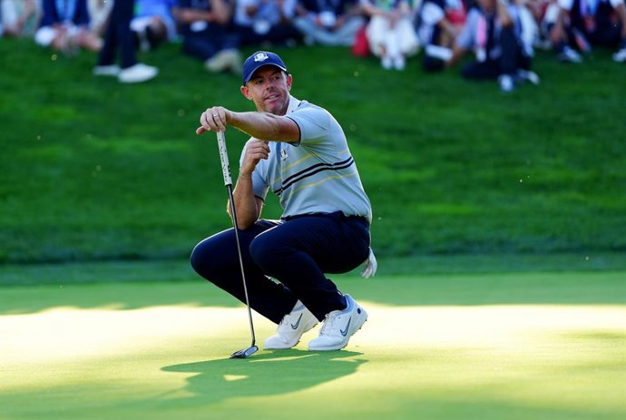 Archivo - 26 September 2025, US, New York: Northern Irish professional golfer Rory McIlroy of Team Europe reacts on the 15th green during the afternoon four-ball matches on day one of the 2025 Golf Ryder Cup at the Bethpage Black Course in Farmingdale. Ph