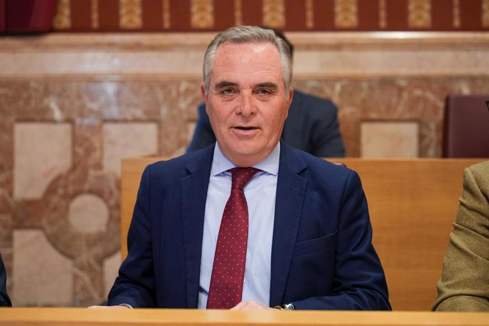 Archivo - El teniente de alcalde del Ayuntamiento de Sevilla y delegado de Hacienda, Juan Bueno. Imagen de archivo. 