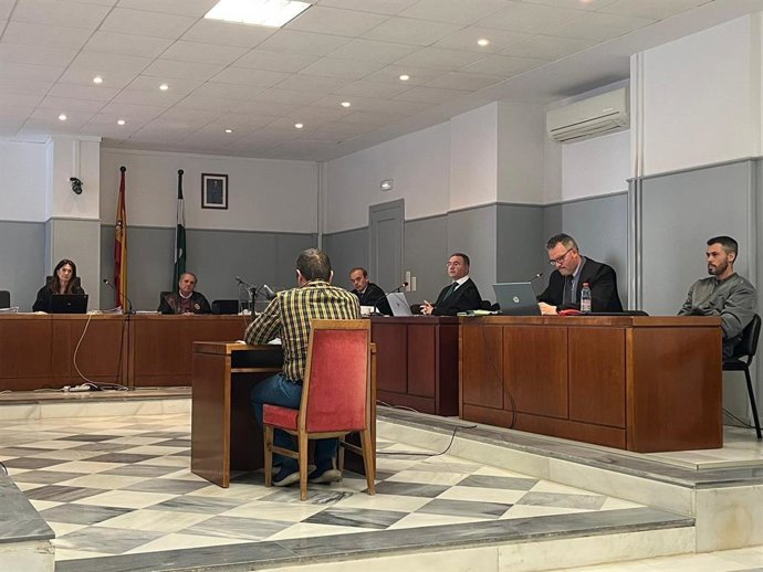 Un agente de la Guardia Civil declara ante el jurado en la primera sesión del juicio por el crimen de la lotera de Albox, celebrado en la Audiencia Provincial de Almería.