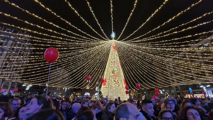 El encendido navideño de León capital se ha producido en la Plaza de Santo Domingo, donde hay instalado un gran árbol de Navidad de 18 metros de altura coronado por un gran paraguas de luz.