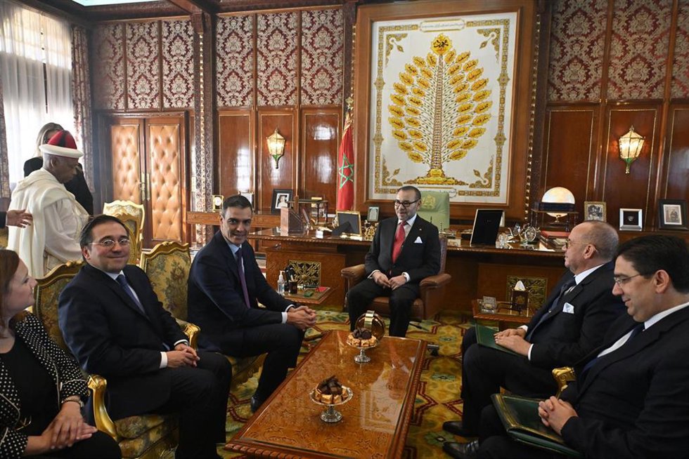 Archivo - El presidente del Gobierno español, Pedro Sánchez (2i), y el rey de Marruecos, Mohamed VI (c) en su primer viaje oficial de esta legislatura a Marruecos, a 21 de febrero de 2024, en Rabat (Marruecos). El viaje de Sánchez, acompañado por el min