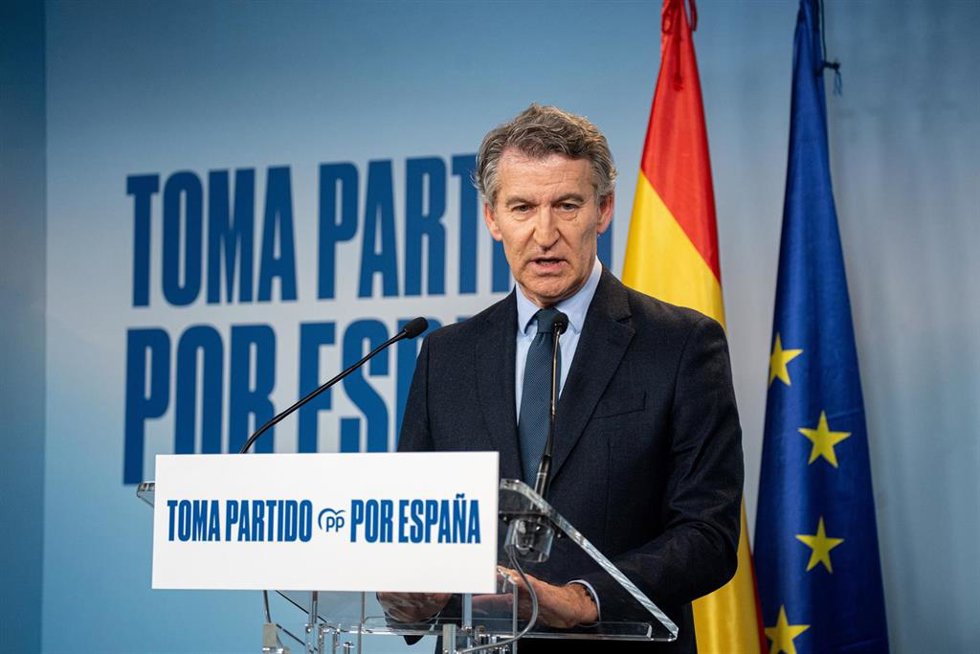 El presidente del Partido Popular, Alberto Núñez Feijóo, ofrece una declaración pública sobre la decisión del Tribunal Supremo de enviar a prisión al exministro de Transportes, José Luis Ábalos, y su ex asesor Koldo García, en la sede nacional del PP, a