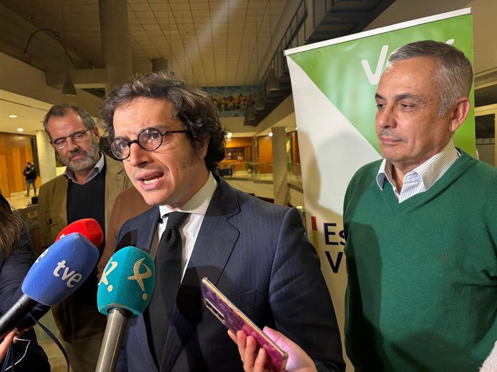 El portavoz nacional de Economía de Vox, José María Figaredo atiende a los medios en Cáceres