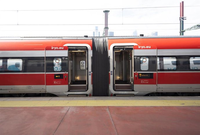 Archivo - Un tren de Iryo en la estación de Chamartín-Clara Campoamor, a 2 de enero de 2025, en Madrid (España). 
