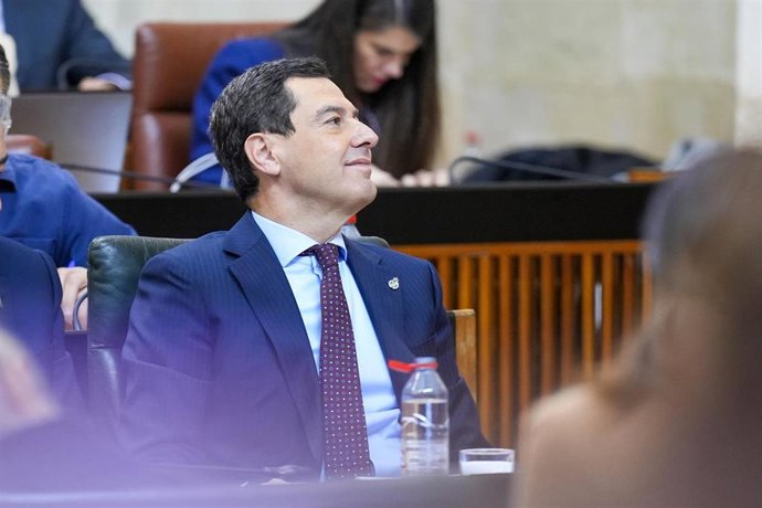 El presidente de la Junta de Andalucía, Juanma Moreno, en la sesión de tarde de la primera jornada del Debate de la Comunidad Autónoma. A 27 de noviembre de 2025 en Sevilla (Andalucía, España). Este jueves, 27 de noviembre, se celebra en el Pleno del Parl