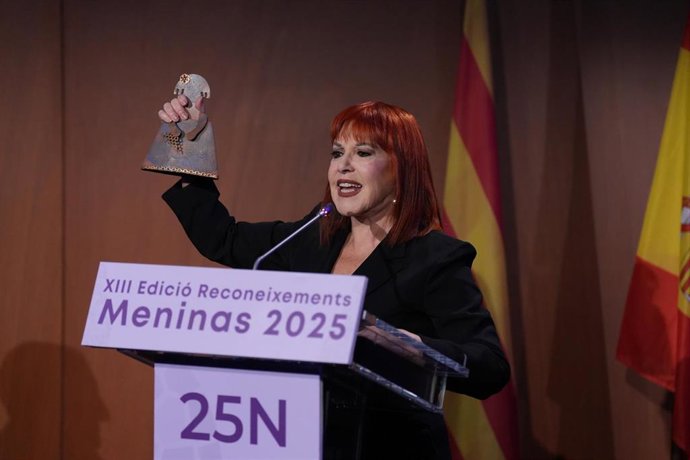 La actriz Loles León recibe un premio durante la entrega de los galardones ‘Meninas 2025’, a 27 de noviembre de 2025, en Barcelona, Catalunya (España). Los premios 'Meninas' reconocen a todas aquellas personas y entidades que contribuyen de manera destaca