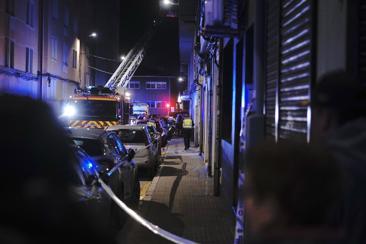 Muere un hombre y otro se halla en estado crítico por la inhalación de humo en un incendio registrado en A Coruña