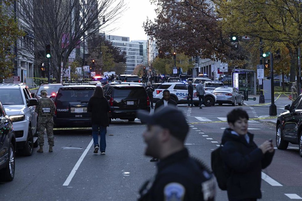 Agentes de seguridad en Washington tras el tiroteo contra dos miembros de la Guardia Nacional