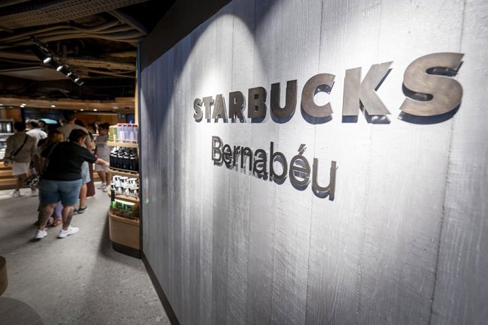 Archivo - Starbucks del Estadio Santiago Bernabéu, a 22 de agosto de 2025, en Madrid (España). La marca de café operada por Alsea en España desde 2028, ha abierto su primer establecimiento situado dentro de un estadio de fútbol en Europa que es a su vez e