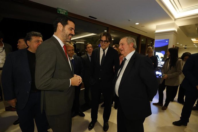 El ministro de Industria y Turismo del Gobierno de España, Jordi Hereu, a su llegada al VII Foro Iberoamericano Mipyme, en Tenerife, charlando con el viceconsejero de Economía e Internacionalización del Gobierno de Canarias, Gustavo González de Vega.