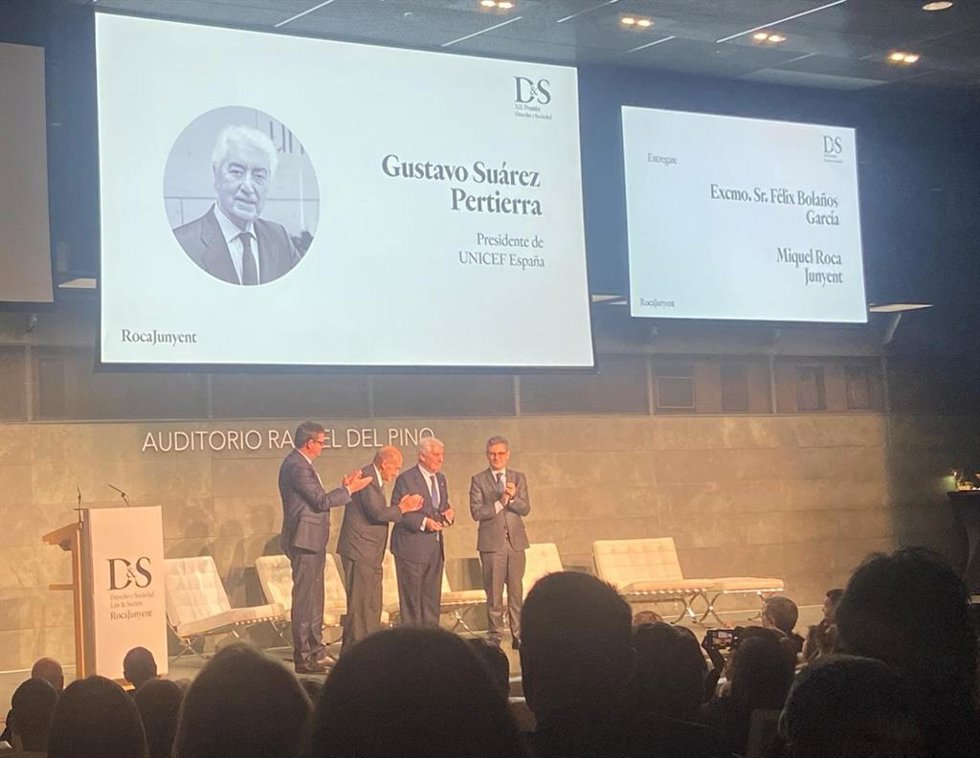 Bolaños entrega un premio a UNICEF de la mano de RocaJunyent por "su compromiso con la infancia y sociedades más justas"