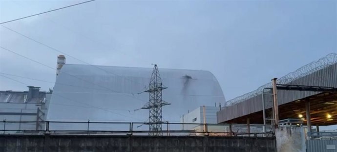 Archivo - El sarcófago de protección construido en torno al reactor de la central nuclear de Chernóbil que fue objeto del desastre nuclear de 1986, dañado por el impacto de un dron ruso
