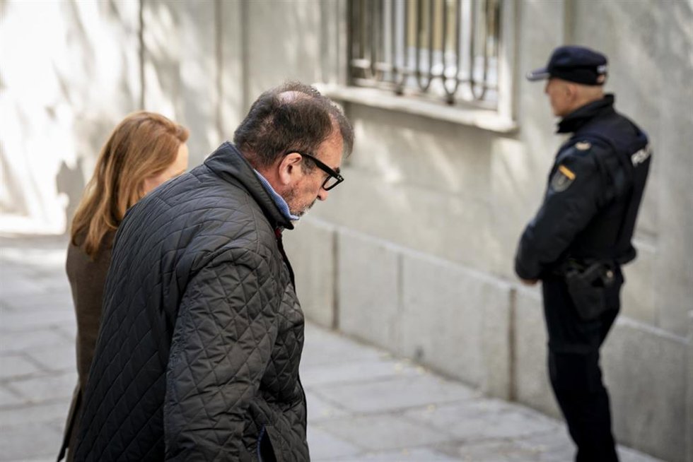 El exasesor Koldo García y su abogada Leticia de la Hoz a su llegada al Tribunal Supremo, a 27 de noviembre de 2025, en Madrid (España). 