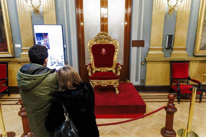 Archivo - Varias personas durante la jornada de Puertas Abiertas en la Cámara Alta, a 28 de noviembre de 2024, en Madrid (España). Como es habitual cada año, el Senado se suma a la celebración del Día de la Constitución española abriendo sus puertas a tod