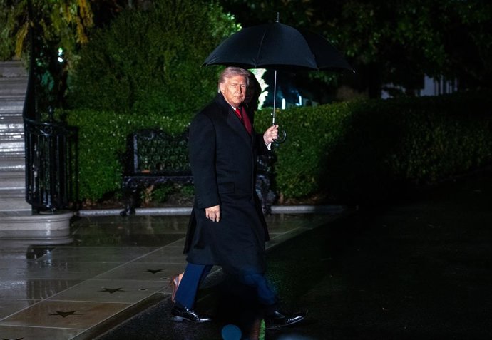 25 de novembro de 2025, Washington, Distrito de Columbia, Estados Unidos: O presidente DONALD TRUMP e a primeira-dama MELANIA TRUMP compartilham um guarda-chuva enquanto se dirigem ao seu helicóptero para o início do feriado de Ação de Graças em 25 de nov