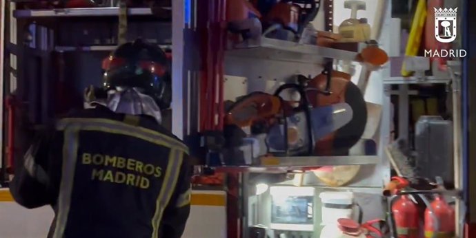 Bomberos de Madrid extinguen el incendio en una vivienda del distrito de Villaverde