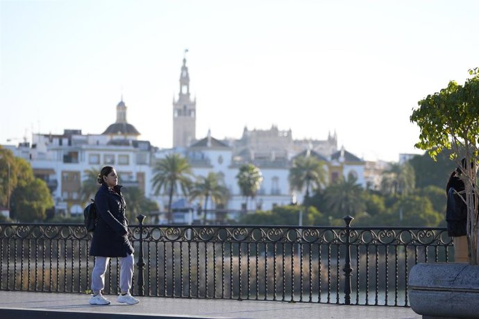 Archivo - Una mujer abrigada durante la ola de frío. A 14 de enero de 2025, en Sevilla (Andalucía, España). Descenso de las temperaturas con mínimas de 3 grados y máximas de 16 grados.