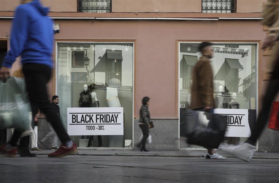 Archivo - Ciudadanos acuden a comprar durante las rebajas del Black Friday en Sevilla, a 29 de noviembre de 2019.