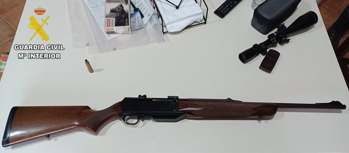 Archivo - Rifle aprehendido por la Guardia Civil tras detener a una persona por un delito contra la flora y la fauna.