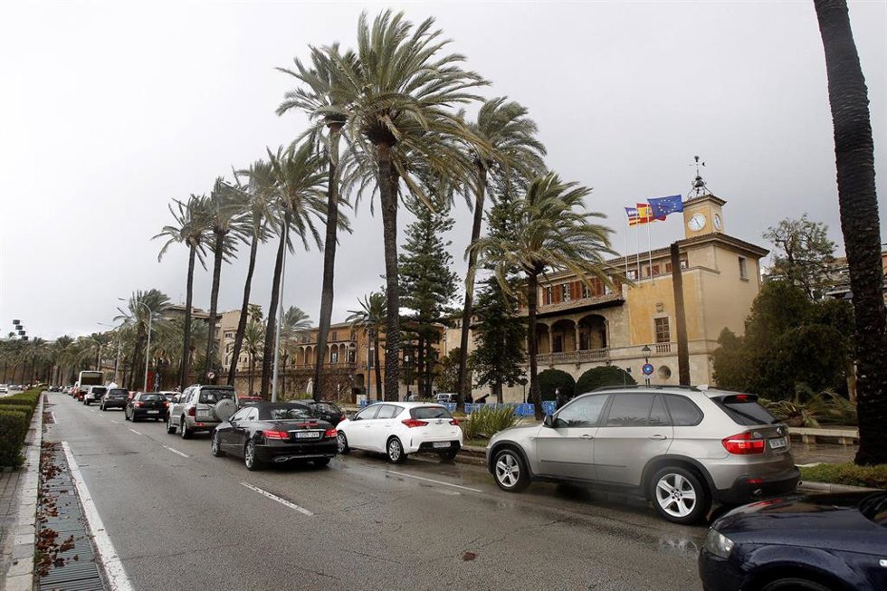 Archivo - Manifestantes en coche frente al Consolat de Mar.