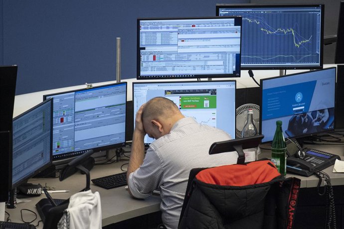 Archivo - 06 January 2020, Hessen, Frankfurt_Main: A stock trader works on the Frankfurt Stock Exchange, as the conflict between the USA and Iran has further unsettled investors in the German stock market. The Dax temporarily slipped below the 13,000 mark