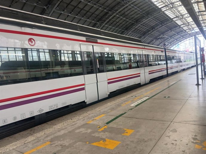 Archivo - Tren de la línea Bilbao-Orduña en la estación de Abando