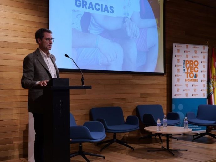 El presidente del Gobierno riojano,Gonzalo Capellán, interviene en la Gala del 35 aniversario de Proyecto Hombre La Rioja