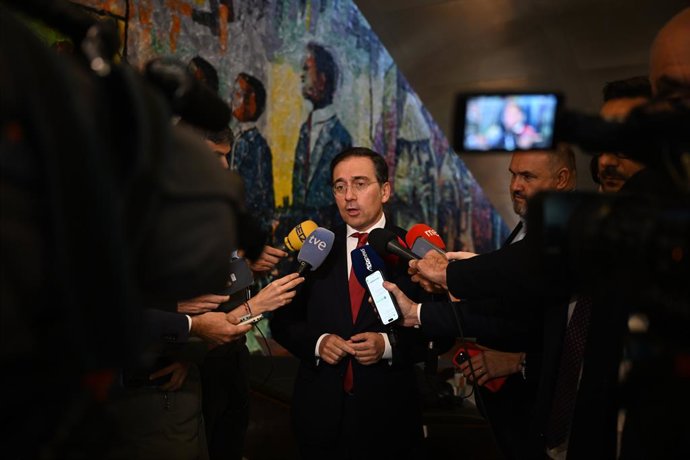 El ministro de Asuntos Exteriores, Unión Europea y Cooperación, José Manuel Albares, atiende a los medios de comunicación durante la cumbre del G-20, a 22 de noviembre de 2025, en Johannesburgo (Sudáfrica). Unos cuarenta líderes, incluidos los del G20 (gr
