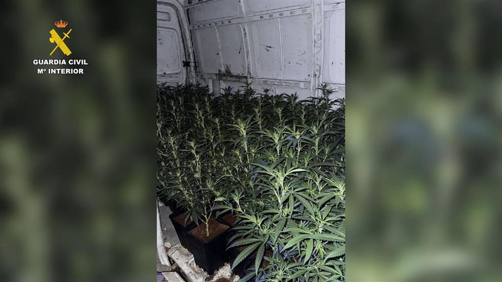 Marihuana hallada por la Guardia Civil en un vehículo en el que viajaban dos personas.