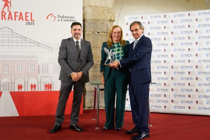 El gerente de la FMV recibe el premio de manos de la presidenta del Parlamento de Cantabria