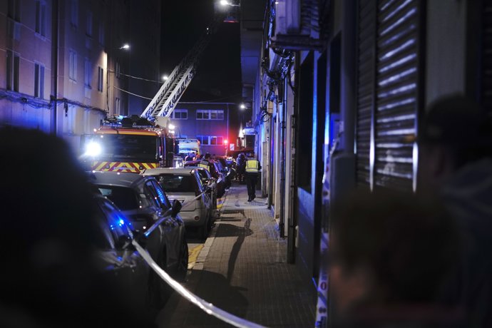 Varios servicios de emergencia trabajan en la calle San Isidoro, a 27 de noviembre de 2025, en A Coruña, Galicia (España). Los hechos se produjeron en torno a las 17.45 horas de este jueves.