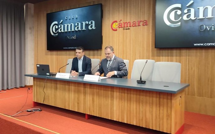 El viceconsejero de Industria, Juan Carlos Campo, y el presidente de la Cámara de Comercio de Oviedo, Carlos Paniceres.