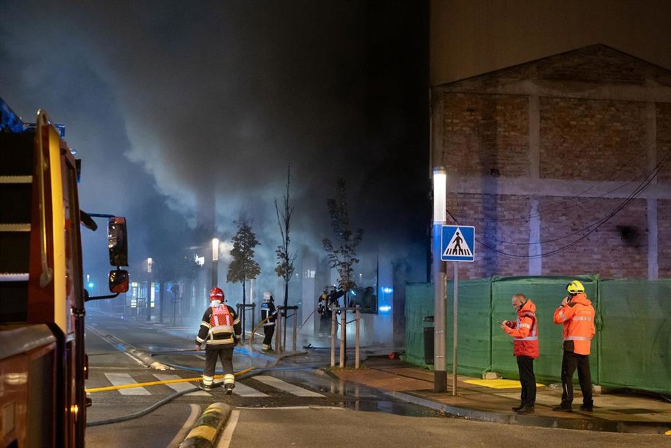 Bomberos de Navarra intervienen en un incendio declarado en un bazar de la avenida Marcelo Celayeta.