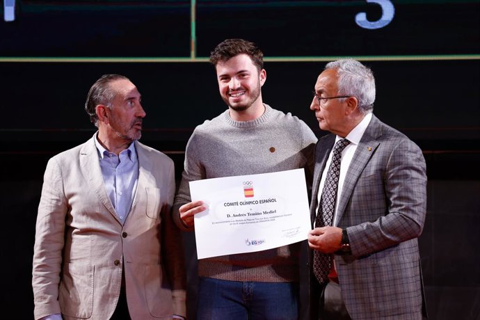 Archivo - Andres Temino e Alejandro Blanco, presidente do COE, posam para uma foto durante a cerimônia de homenagem aos medalhistas dos III Jogos Europeus de Cracóvia 2023, realizada na sede do Comitê Olímpico Espanhol COE em 26 de setembro de 2023, em