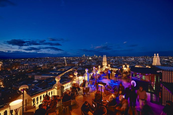 RIU Plaza España desvela sus galas navideñas: fin de Año VIP con Dom Pérignon en su rooftop panorámico