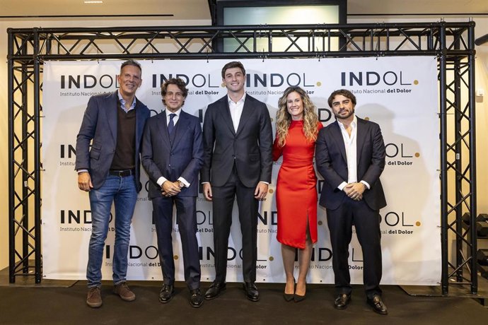 Joaquín Prat y el profesor José Remohí junto a los socios fundadores de la clínica INDOL, David Remohí, José Luis Alonso Pérez y Sandra Alonso Sal