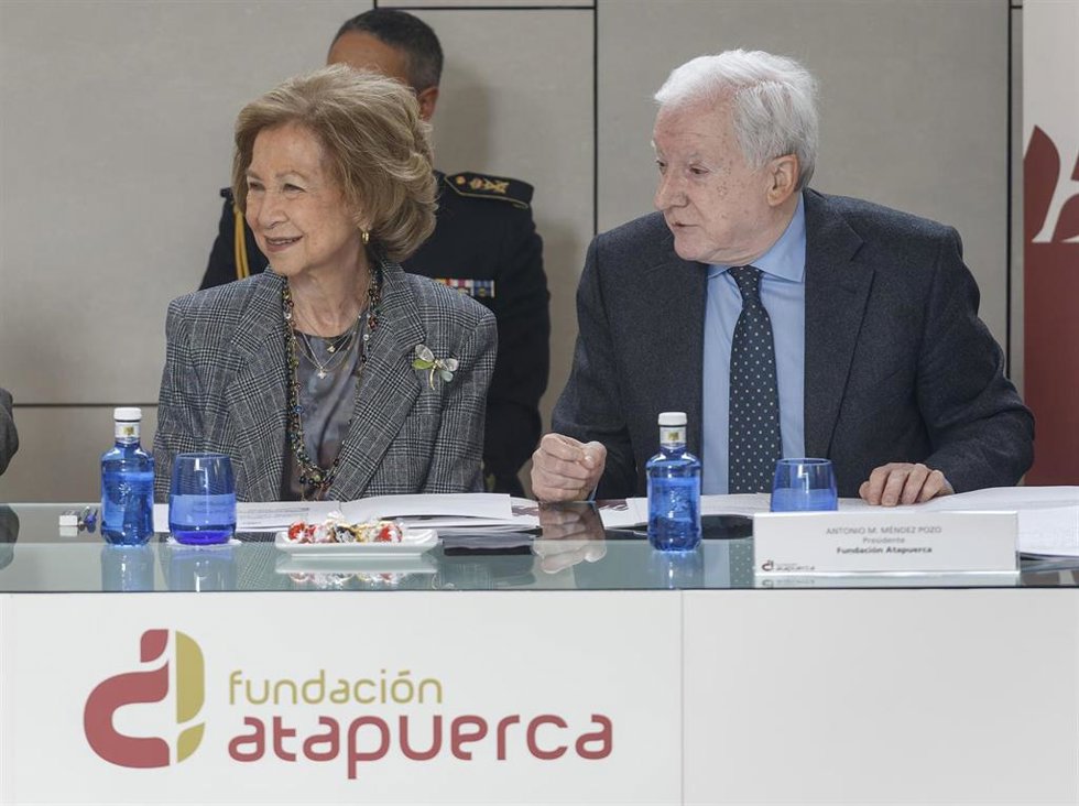 Archivo - La Reina Sofía y presidenta de honor de la Fundación Atapuerca y el presidente de la Fundación Atapuerca, Antonio Miguel Méndez, durante una de las reuniones del Patronato.