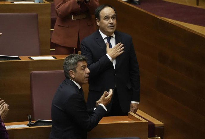 El ex presidente de la Generalitat valenciana Carlos Mazón (1 fila), y el nuevo presidente de la Comunitat Valenciana, Juanfran Pérez Llorca (2 fila), durante el debate de investidura en Les Corts Valencianes, a 27 de noviembre de 2025